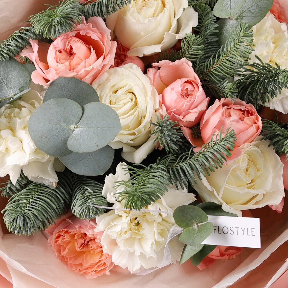 buket iz goluboj eli i rozami 7